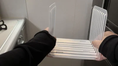 ブックスタンドは冷凍食品などを立てて収納できる