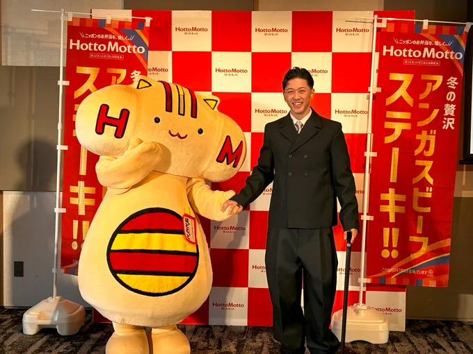 小田選手とほっともっと公式キャラクター・はっとむっとの2ショット