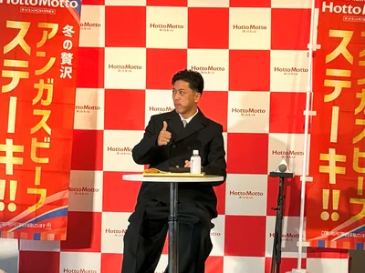 アンガスビーフステーキ重を口にしてこのポーズ！