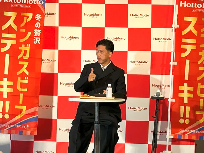 アンガスビーフステーキ重を口にしてこのポーズ！