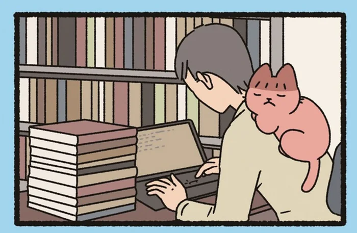 夏なのに背中にべったり。飼い主さんを困らせるねこの行動