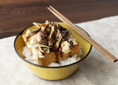インパクト大！ まるごと厚揚げのっけご飯【包丁いらず＆火を使わない】