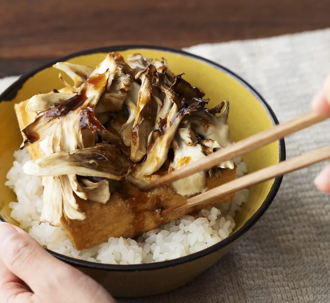 こうばしく焼いた厚揚げを豪快にくずして