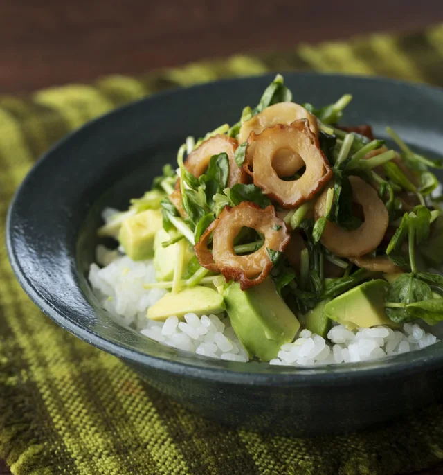 ちくわ×アボカド×豆苗で、たんぱく質も野菜もとれる！栄養満点のっけご飯