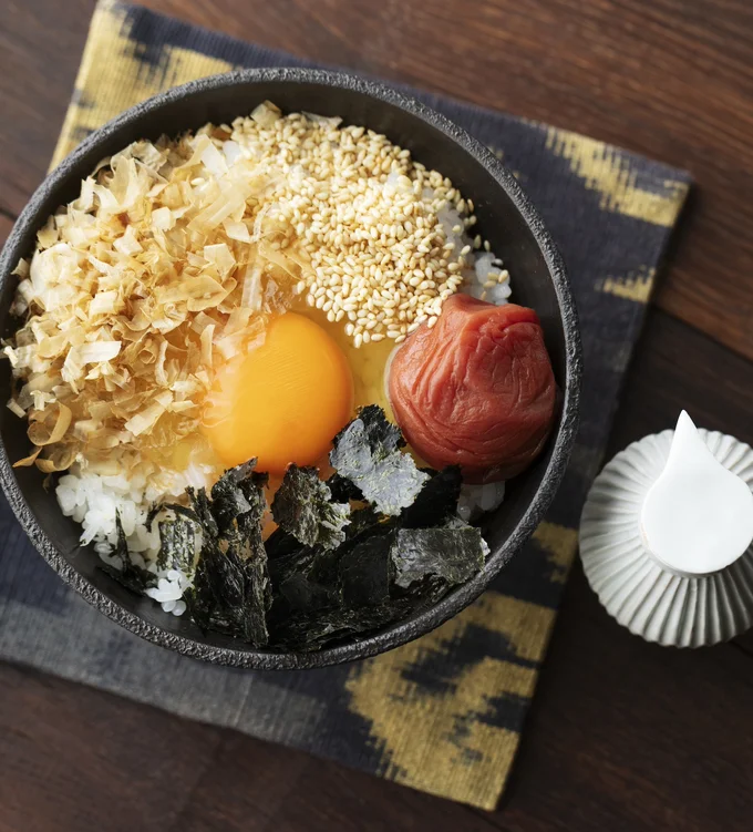 トッピングが楽しい「梅かつお卵かけご飯」