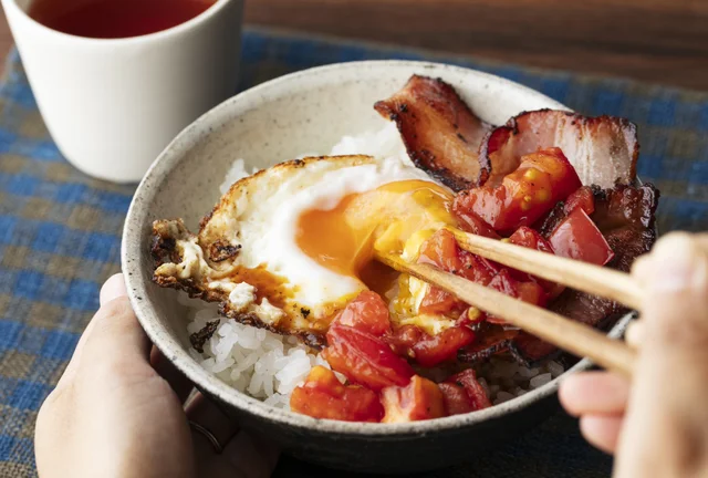 目玉焼きに「トマポン」をのせて超お手軽のっけご飯