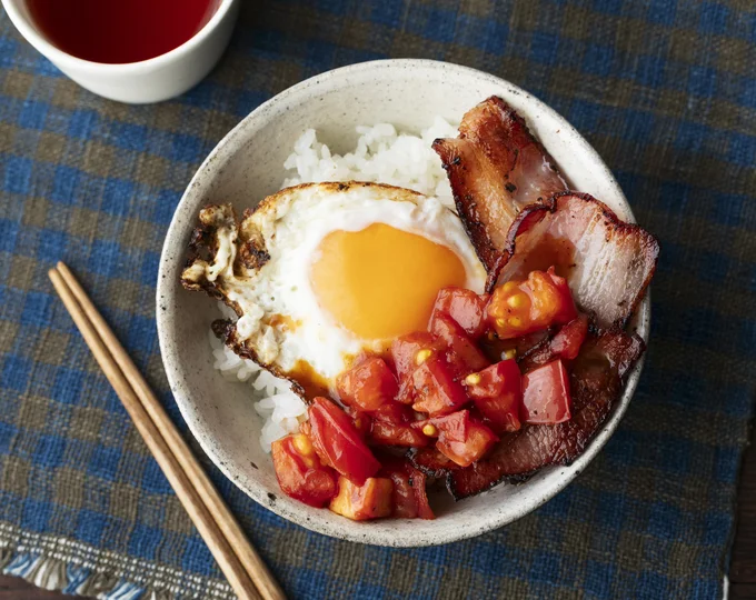 ベーコンエッグをトマトだれで食べるのが新鮮!