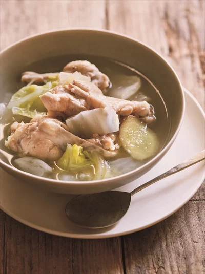 とりのうまみを含んだとろっとろの白菜が絶品「白菜と手羽元のスープ煮」
