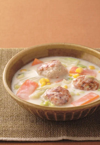 さらりとした口当たりで食べ飽きない「とりだんごと白菜のミルク煮」