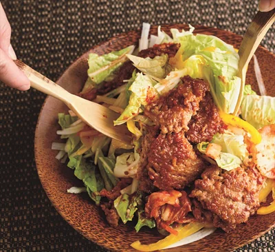 甘辛い肉と生の白菜の甘みがマッチ！「ゴロゴロそぼろと白菜のビビンサラダ」