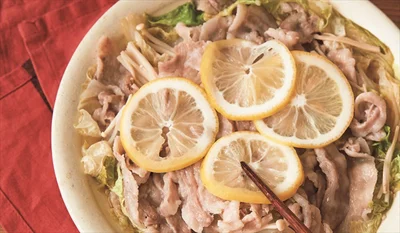 レモンの酸味とバターのコクが相性抜群！シンプルながら箸が止まらない味に「豚肉と白菜のレモンバター蒸し」