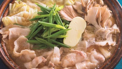 たっぷりのバターでまろやかな味わいに「豚肉と白菜のみそバター鍋」