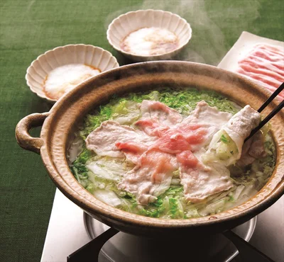具は白菜と豚肉だけの潔さ「白菜の豚しゃぶ巻き鍋」