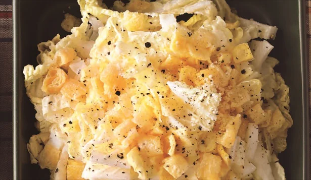 パリパリの油揚げが食感のアクセントに「白菜のシーザーサラダ」