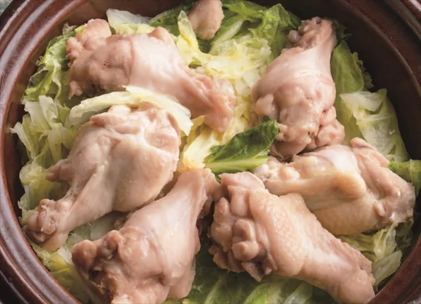 ごま風味のさっぱりだれで、もりもり食べられる「手羽元と白菜のくたくた蒸し」