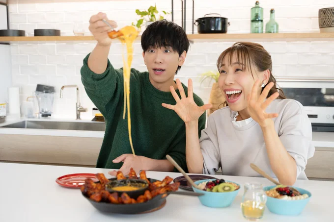 チーズがのびる、のびる、のびる！大感動だった小山さん。姉みきママも大興奮！▶次は「食べてみた」ショット