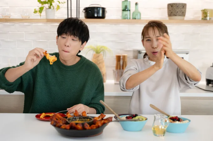 みきママの「フ～ッ！！」の隣で小山さんは「うんまっ！」を連呼