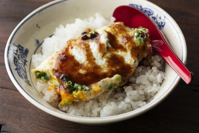 白飯が進みすぎる！　こんがり＆とろ〜りがおいしい「照りたまのっけご飯」