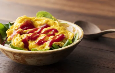 温かいごはんにのせるだけ！オムライス風卵のっけご飯【朝食にもおすすめ】