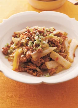 白菜と豚ひき肉がベストマッチ！ピリ辛炒めとサラダのレシピ