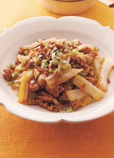 白菜と豚ひき肉がベストマッチ！ピリ辛炒めとサラダのレシピ