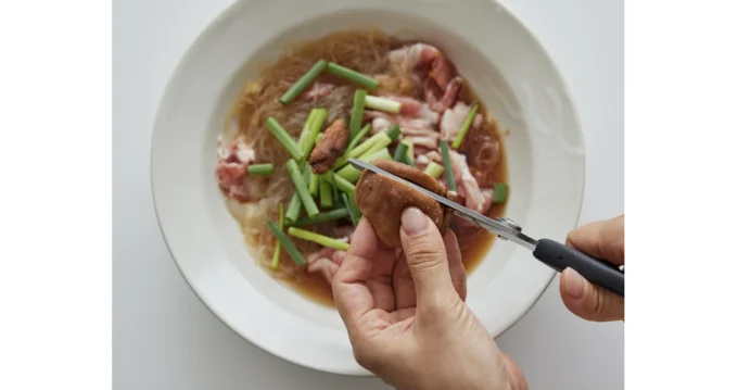2. 野菜をキッチンばさみでカット(▶︎次へ)