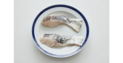 1. たらに下味をつける。バットを使わず皿やトレーで（▶︎次へ）