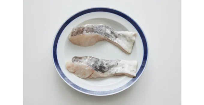 1. たらに下味をつける。バットを使わず皿やトレーで（▶︎次へ）