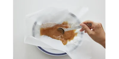 2. たらにオーブン用ペーパーをのせ、ペーパーの上で「あん」の材料を混ぜて（▶︎次へ）