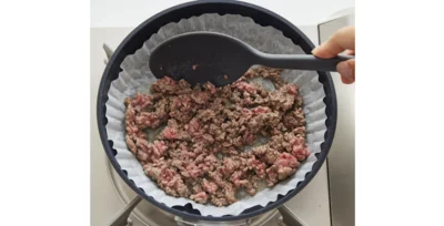 1. フライパン用クッキングシートを敷いて肉を炒める（▶︎次へ）
