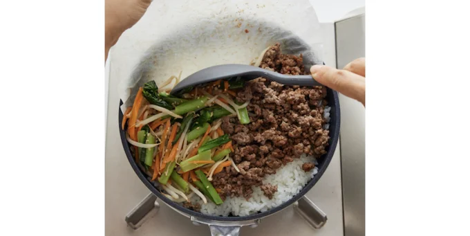 4. シートごと取り出した具材を、スライドさせてご飯にのせて(▶︎次へ)