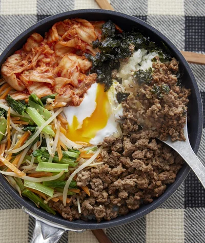 6. 洗い物最小限のフライパンビビンバ、完成！使ったクッキングシートは…（▶︎次へ）
