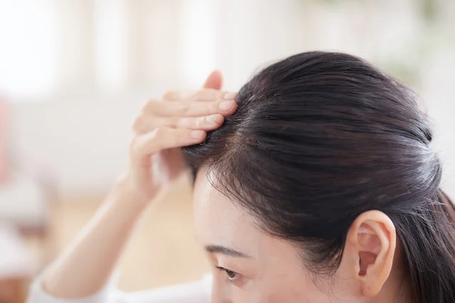 髪の毛も老化する⁉　毛やせ、白髪、ペタンコ髪...知られざる「髪のお悩み」の原因をチェック！