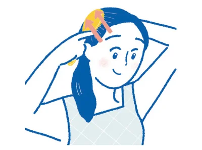 2. 頭部上半分を、生え際から頭頂部に集めるように、ブラシを地肌に当てながらブラッシングする（▶︎3に続く）