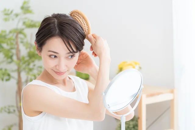 ブラシ1本で髪の老化に対抗！ 朝晩に実践したい美髪ブラッシングのコツ
