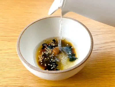 【ドラマ飯】湯を注ぐだけで奥深い味！ とろろ昆布と梅チューブで「本格っぽいお吸いもの」