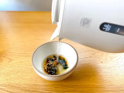 熱々の湯を注いで