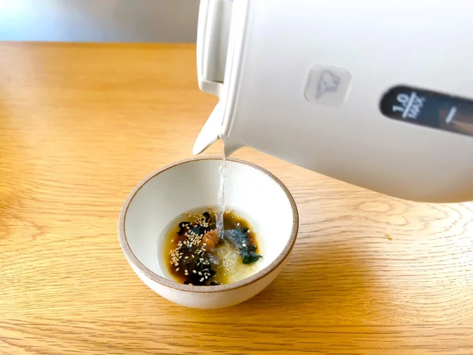 熱々の湯を注いで