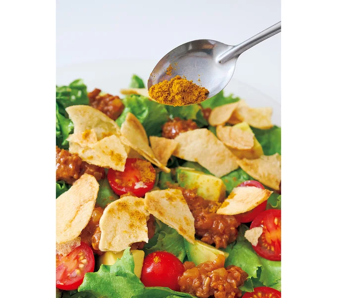 ポテトチップスやカレー粉をトッピング