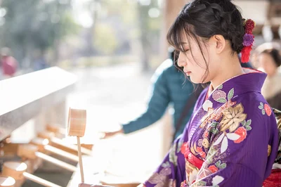  お清めは右手で柄杓を持って左手から水をかける