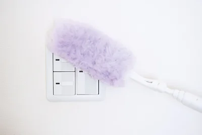 スイッチプレートも汚れやすい場所。軽い汚れならクイックルハンディだけで充分。皮脂汚れなら住居用洗剤とキッチンペーパーで拭き掃除を