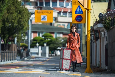 手にするのはこのドラマの象徴でもある”トランク”