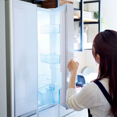 食材＝エネルギーを蓄える冷蔵庫は風水的にも重要な場所。汚れがちな取っ手は清酒スプレーとキッチンペーパーでこまめに拭いて