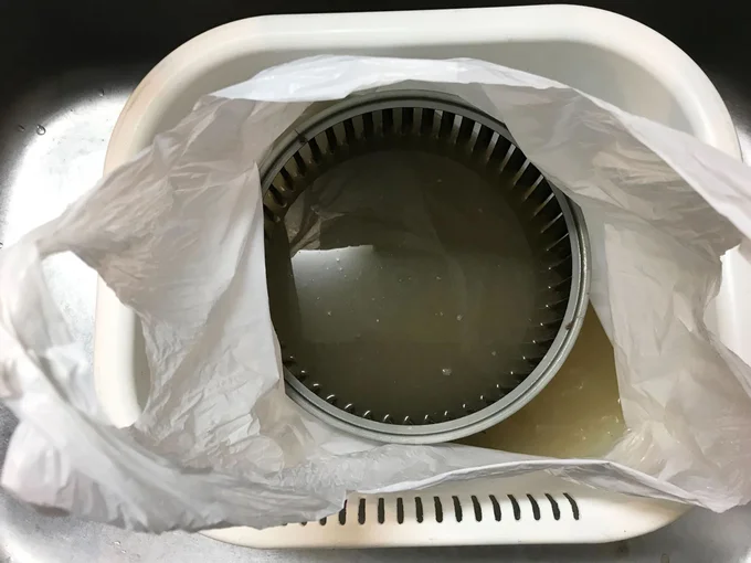 フチに残った汚れは、使い古しの歯ブラシを使って落とすとよいでしょう