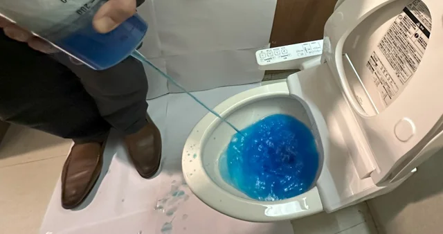 自宅のトイレで「立って」尿をするとどうなる!? 便器や床への尿の飛び散り状況を検証