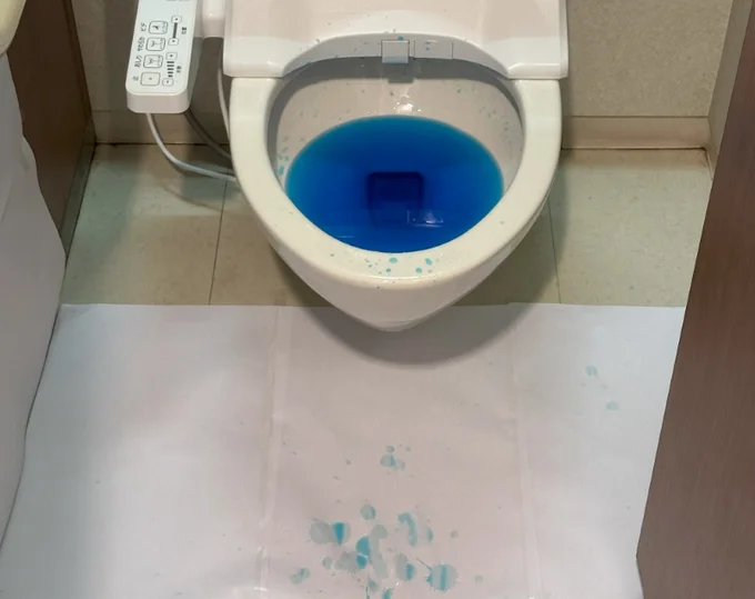 床や便器へ大量の跳ね返りが確認できました