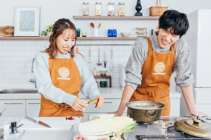 小山さんに料理指南をしながら、材料を準備するみきママさん。さすがの手際の良さ!