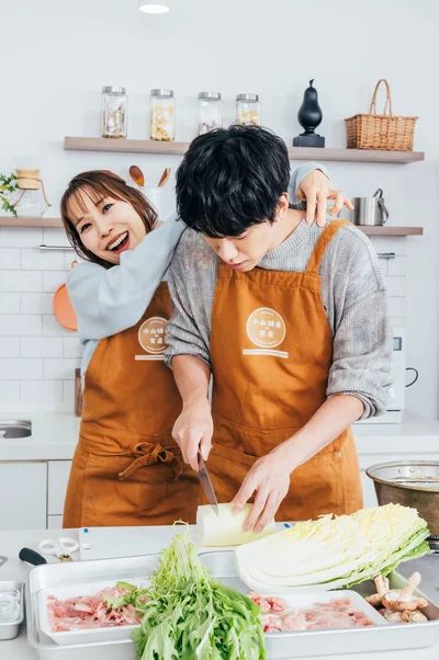 こんなに仲良しの2人！　小山さんは慎重すぎるほど（？）丁寧に大根をカット。性格が出てる！？その様子を嬉しそうに見守る姉みきママ▶次は小山さんの超見事な包丁さばき！