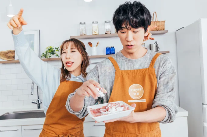 片栗粉をまぶす小山さんの横で、イエーイ!とノリノリ(笑)