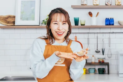 味のポイントとなる「ダシダ」は、牛と野菜がじっくり煮込まれた粉末調味料。「ダシダでお店の味〜！」